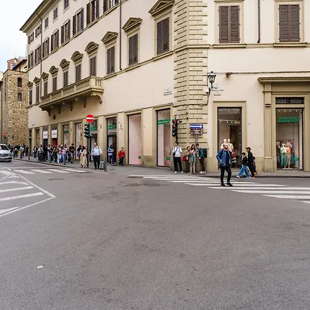 Ad Rondinelli, Apartament *