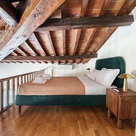 Ad Rondinelli, Apartament *