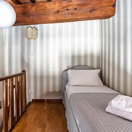 Ad Rondinelli, Apartmán *