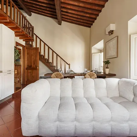 Ad Rondinelli, Apartament *