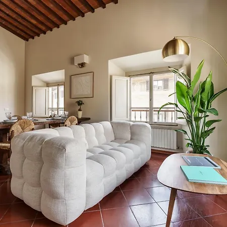 Ad Rondinelli, Apartament